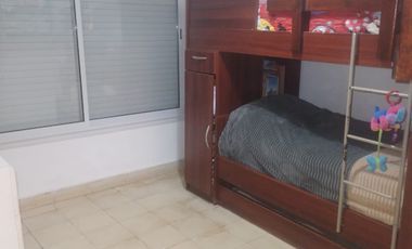 CASA 5 AMBIENTES CON AMPLIO JARDIN PRIVADO AL FRENTE CON PATIO Y PARQUE, RECICLADA, EXCELENTE ESTADO!!!