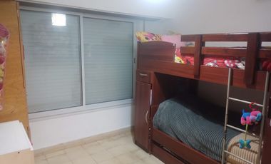 CASA 5 AMBIENTES CON AMPLIO JARDIN PRIVADO AL FRENTE CON PATIO Y PARQUE, RECICLADA, EXCELENTE ESTADO!!!