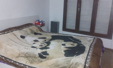 CASA 5 AMBIENTES CON AMPLIO JARDIN PRIVADO AL FRENTE CON PATIO Y PARQUE, RECICLADA, EXCELENTE ESTADO!!!