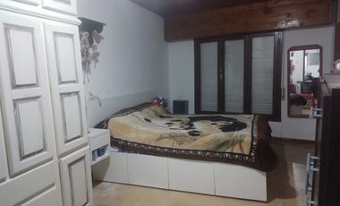 CASA 5 AMBIENTES CON AMPLIO JARDIN PRIVADO AL FRENTE CON PATIO Y PARQUE, RECICLADA, EXCELENTE ESTADO!!!