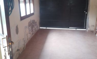 CASA 5 AMBIENTES CON AMPLIO JARDIN PRIVADO AL FRENTE CON PATIO Y PARQUE, RECICLADA, EXCELENTE ESTADO!!!