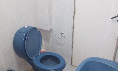 CASA 5 AMBIENTES CON AMPLIO JARDIN PRIVADO AL FRENTE CON PATIO Y PARQUE, RECICLADA, EXCELENTE ESTADO!!!