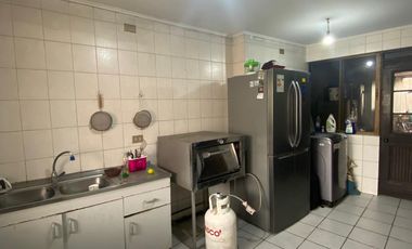 Amplia Propiedad De 3 Pisos, Ideal Para Familia 5d, 6b Y 2e.