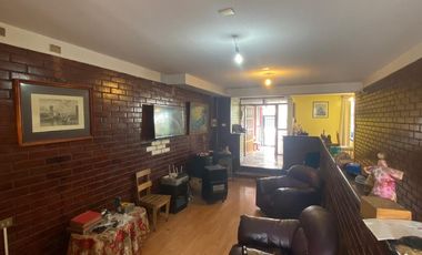 Amplia Propiedad De 3 Pisos, Ideal Para Familia 5d, 6b Y 2e.