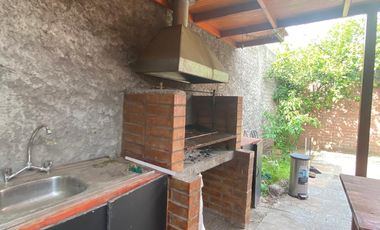 Amplia Propiedad De 3 Pisos, Ideal Para Familia 5d, 6b Y 2e.