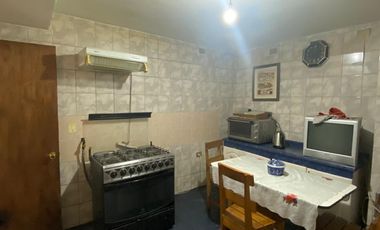 Amplia Propiedad De 3 Pisos, Ideal Para Familia 5d, 6b Y 2e.