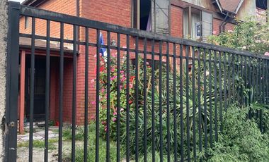 Amplia Propiedad De 3 Pisos, Ideal Para Familia 5d, 6b Y 2e.