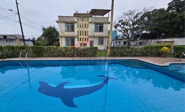 Casa en Venta Tonsupa, El Comercio y calle Quinta. Con piscina y área de BBQ