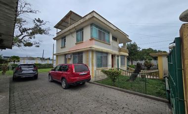 Casa en Venta Tonsupa, El Comercio y calle Quinta. Con piscina y área de BBQ
