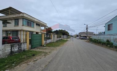 Casa en Venta Tonsupa, El Comercio y calle Quinta. Con piscina y área de BBQ