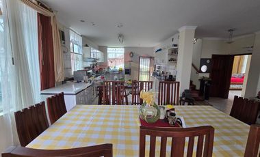 Casa en Venta Tonsupa, El Comercio y calle Quinta. Con piscina y área de BBQ