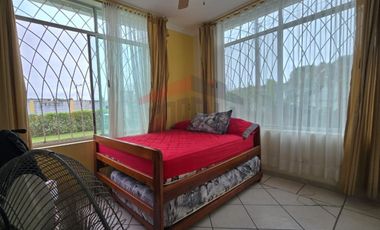 Casa en Venta Tonsupa, El Comercio y calle Quinta. Con piscina y área de BBQ