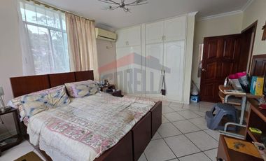 Casa en Venta Tonsupa, El Comercio y calle Quinta. Con piscina y área de BBQ