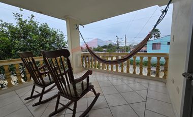 Casa en Venta Tonsupa, El Comercio y calle Quinta. Con piscina y área de BBQ