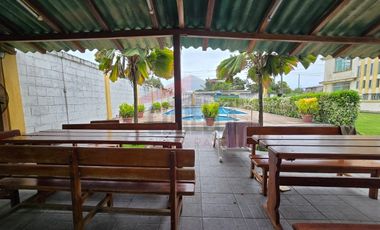 Casa en Venta Tonsupa, El Comercio y calle Quinta. Con piscina y área de BBQ