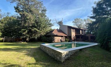 IMPORTANTE CHALET 6 AMBIENTES SOBRE DOS LOTES