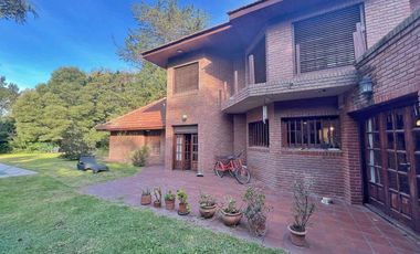 IMPORTANTE CHALET 6 AMBIENTES SOBRE DOS LOTES