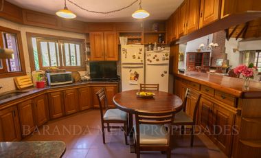 IMPORTANTE CHALET 6 AMBIENTES SOBRE DOS LOTES