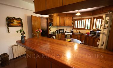 IMPORTANTE CHALET 6 AMBIENTES SOBRE DOS LOTES