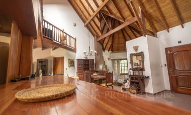 IMPORTANTE CHALET 6 AMBIENTES SOBRE DOS LOTES