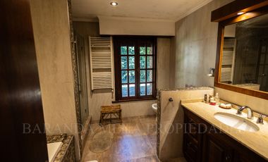 IMPORTANTE CHALET 6 AMBIENTES SOBRE DOS LOTES