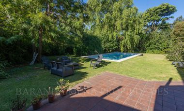 IMPORTANTE CHALET 6 AMBIENTES SOBRE DOS LOTES