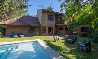 IMPORTANTE CHALET 6 AMBIENTES SOBRE DOS LOTES