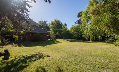 IMPORTANTE CHALET 6 AMBIENTES SOBRE DOS LOTES