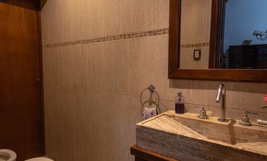 IMPORTANTE CHALET 6 AMBIENTES SOBRE DOS LOTES