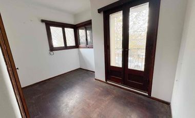 VENDEMOS PH DE 4 AMBIENTES  INDEPENDIENTE CON  COCHERA DISTRIBUIDO EN DOS PLANTAS MACROCENTRO ZONA CLINICAS