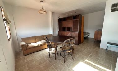 Departamento 3 ambientes con dependencia, balcón al frente, terraza privada y cochera – ¡En pleno centro! vista al mar