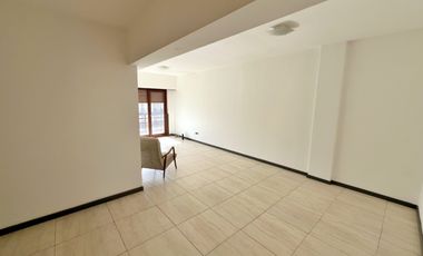 Departamento 3 ambientes con dependencia, balcón al frente, terraza privada y cochera – ¡En pleno centro! vista al mar