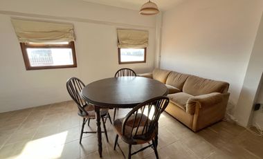 Departamento 3 ambientes con dependencia, balcón al frente, terraza privada y cochera – ¡En pleno centro! vista al mar