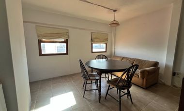 Departamento 3 ambientes con dependencia, balcón al frente, terraza privada y cochera – ¡En pleno centro! vista al mar