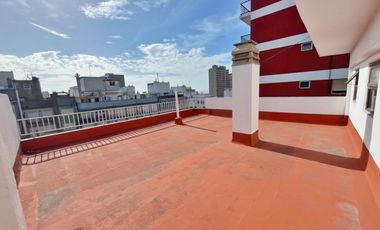 Departamento 3 ambientes con dependencia, balcón al frente, terraza privada y cochera – ¡En pleno centro! vista al mar