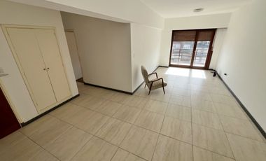 Departamento 3 ambientes con dependencia, balcón al frente, terraza privada y cochera – ¡En pleno centro! vista al mar