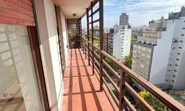 Departamento 3 ambientes con dependencia, balcón al frente, terraza privada y cochera – ¡En pleno centro! vista al mar