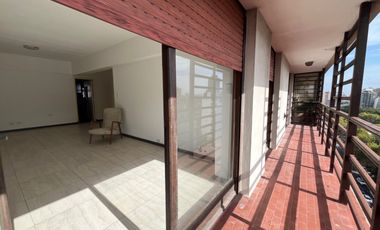 Departamento 3 ambientes con dependencia, balcón al frente, terraza privada y cochera – ¡En pleno centro! vista al mar