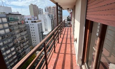 Departamento 3 ambientes con dependencia, balcón al frente, terraza privada y cochera – ¡En pleno centro! vista al mar