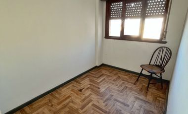 Departamento 3 ambientes con dependencia, balcón al frente, terraza privada y cochera – ¡En pleno centro! vista al mar