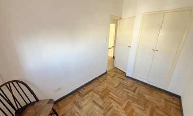 Departamento 3 ambientes con dependencia, balcón al frente, terraza privada y cochera – ¡En pleno centro! vista al mar