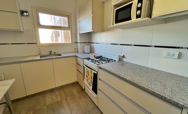 Departamento 3 ambientes con dependencia, balcón al frente, terraza privada y cochera – ¡En pleno centro! vista al mar