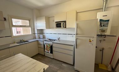 Departamento 3 ambientes con dependencia, balcón al frente, terraza privada y cochera – ¡En pleno centro! vista al mar