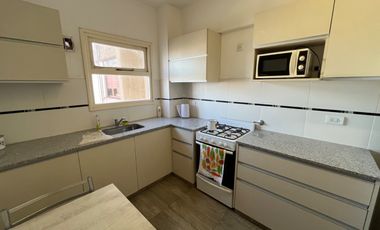 Departamento 3 ambientes con dependencia, balcón al frente, terraza privada y cochera – ¡En pleno centro! vista al mar