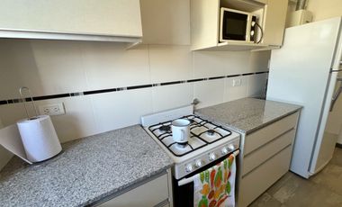 Departamento 3 ambientes con dependencia, balcón al frente, terraza privada y cochera – ¡En pleno centro! vista al mar