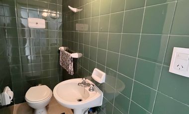 Departamento 3 ambientes con dependencia, balcón al frente, terraza privada y cochera – ¡En pleno centro! vista al mar