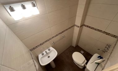 Departamento 3 ambientes con dependencia, balcón al frente, terraza privada y cochera – ¡En pleno centro! vista al mar