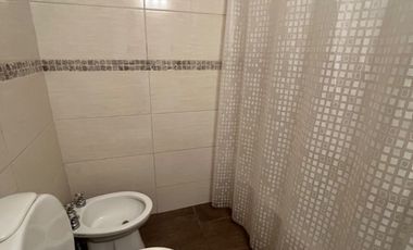 Departamento 3 ambientes con dependencia, balcón al frente, terraza privada y cochera – ¡En pleno centro! vista al mar