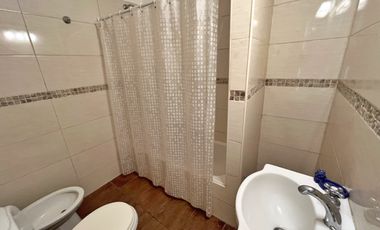 Departamento 3 ambientes con dependencia, balcón al frente, terraza privada y cochera – ¡En pleno centro! vista al mar