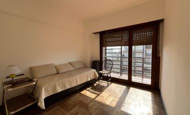 Departamento 3 ambientes con dependencia, balcón al frente, terraza privada y cochera – ¡En pleno centro! vista al mar